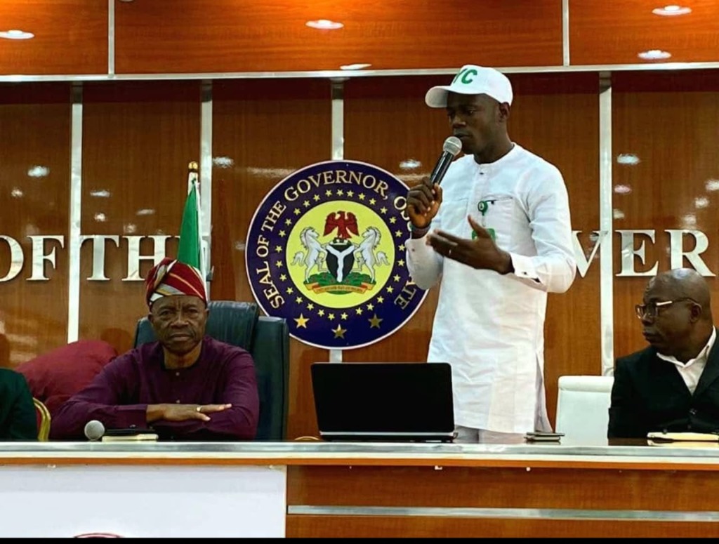 Akinbode Olakolupo Oluwasegun addressing state dignitaries and officials at the Governor's Executive Council Chamber with the Seal of the Governor of Osun State